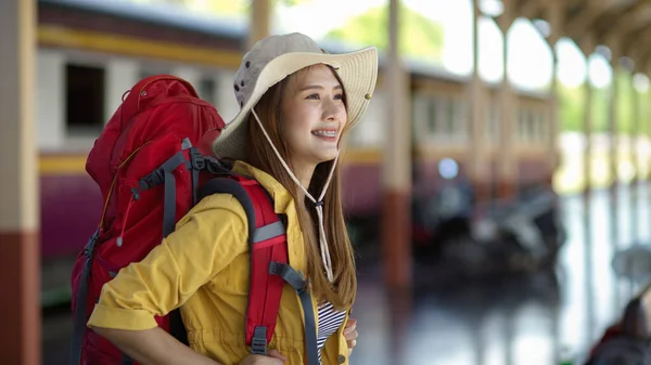 Sidovy Vänliga Unga Kvinnliga Backpacker Ler När Anländer Till Terminalen — Stockfoto