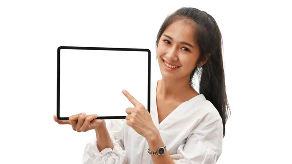 Retrato Mujer Que Presenta Tableta Digital Con Pantalla Simulada Aislada — Foto de Stock