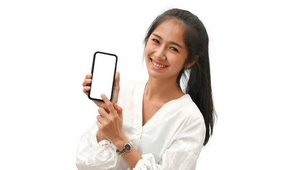 Bonita Fêmea Sorrindo Apresentando Smartphone Com Tela Mock Isolada Fundo — Fotografia de Stock