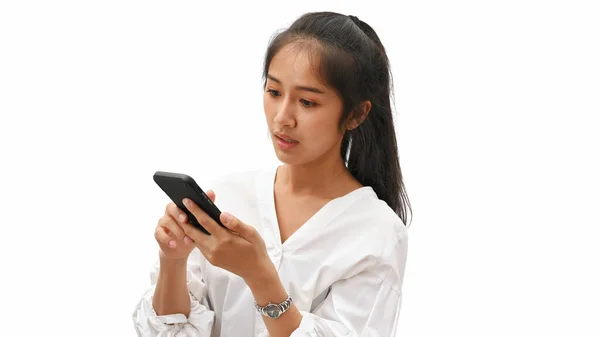 Jonge Vrouw Wit Shirt Met Behulp Van Smartphone Geïsoleerd Witte — Stockfoto