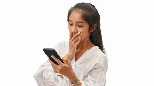 Portret Van Vrouwelijke Gevoel Verrassing Tijdens Het Gebruik Van Smartphone — Stockfoto