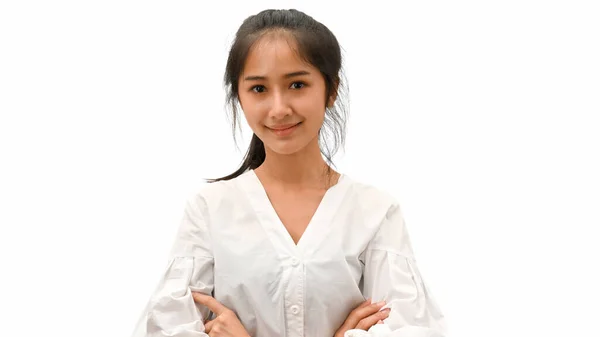 Портрет Молодой Женщины Белой Рубашке Скрещенной Белом Фоне — стоковое фото