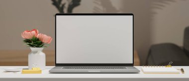 Kağıt ve çiçek vazosuyla beyaz masada maket ekranlı bilgisayar laptopu, 3D görüntüleme, 3D illüstrasyon