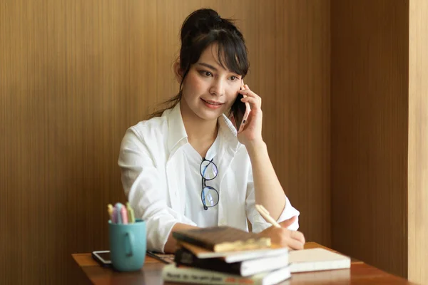 Vista Vicino Adolescente Donna Che Parla Telefono Mentre Compiti Nel — Foto Stock