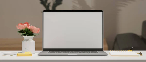 Компьютерный Ноутбук Макетом Экрана Белом Столе Канцелярскими Принадлежностями Цветочной Вазой — стоковое фото