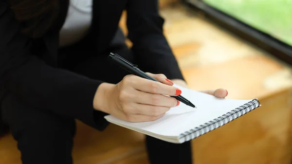 Nahaufnahme Einer Geschäftsfrau Die Einer Entspannten Ecke Auf Ein Leeres — Stockfoto