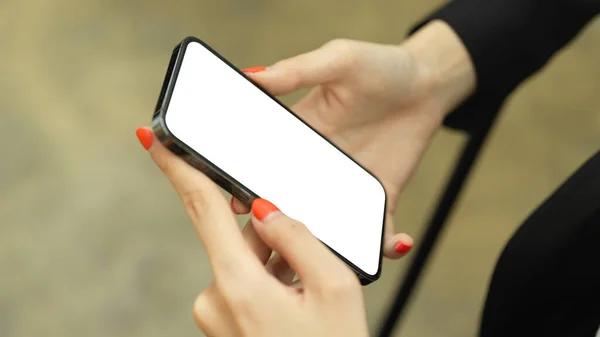 Vista Laterale Dello Smartphone Femminile Con Schermo Mock Mentre Rilassato — Foto Stock