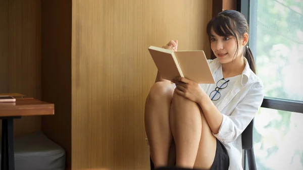 Junge Studentin Liest Sich Mit Ihrem Vorlesungsnotizbuch Der Bibliothek Auf — Stockfoto