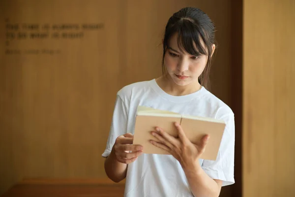 Retrato Meia Duração Uma Jovem Estudante Lendo Livro Enquanto Estava — Fotografia de Stock