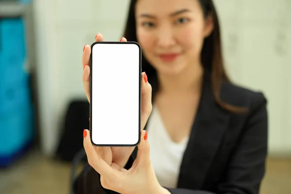 Vista Perto Empresária Mostrando Smartphone Com Tela Mock — Fotografia de Stock