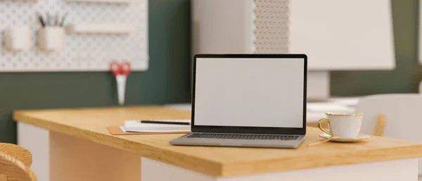 Model Ekranlı Dizüstü Bilgisayar Şık Ofis Odasındaki Ahşap Masa Görüntüleme — Stok fotoğraf