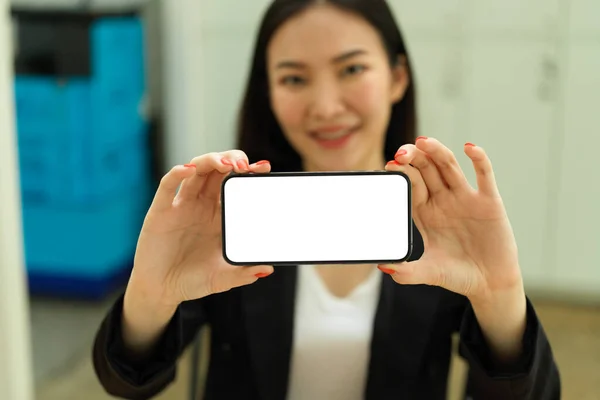 Empresária Mãos Segurando Smartphones Com Tela Mock Horizontal Mostrando Câmera — Fotografia de Stock