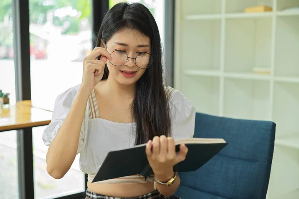 Portrait Female Eyeglasses Reading Book While Waiting Beverage Cafe — Fotografia de Stock