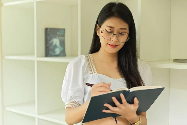 Halve Lengte Portret Van Jonge Vrouw Met Bril Leesboek Terwijl — Stockfoto