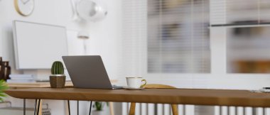 Ofis odasındaki ahşap masada dizüstü bilgisayarı, fincanı ve kaktüsü olan taşınabilir çalışma alanı, üç boyutlu çizim, üç boyutlu resim.