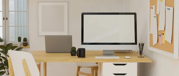 Werkruimte Met Computer Laptop Benodigdheden Het Bureau Met Prikbord Kamerplant — Stockfoto