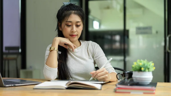 Retrato Livro Leitura Estudante Sexo Feminino Para Preparar Para Próximo — Fotografia de Stock