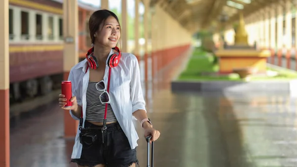 Porträtt Ung Kvinnlig Resenär Med Resväska Promenader Plattformen Tågstationen — Stockfoto