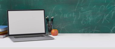 Laptop bilgisayarını yeşil karatahta arka planlı beyaz masaya kurgula, okula geri dön, 3D çizim, 3D illüstrasyon