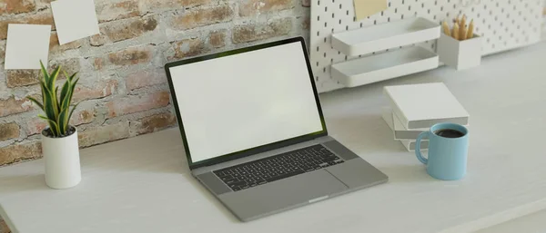 Minimale Werkruimte Met Laptop Briefpapier Het Bureau Plank Zolderwand Kopieerruimte — Stockfoto