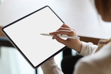 Stylus kalemle tablet kullanan bir iş kadınını kapat