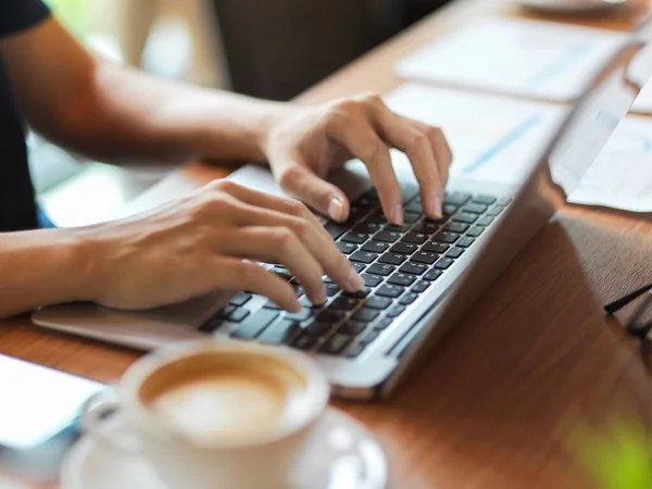 Mulher Trabalho Digitando Teclado Laptop Com Relatório Financeiro Xícara Café — Fotografia de Stock