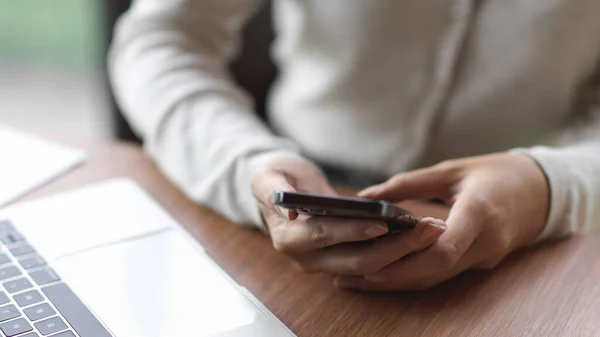 Empresaria Usando Smartphone Con Laptop Escritorio Madera — Foto de Stock