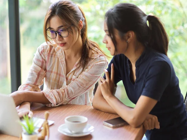 Porträtt Affärskvinnor Diskuterar Och Tittar Bärbar Dator Med Mobiltelefon Och — Stockfoto