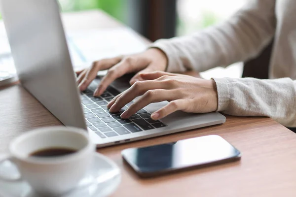 Primer Plano Dedos Femeninos Escribiendo Teclado Del Ordenador Portátil Con —  Fotos de Stock