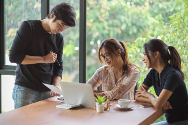 İş analistleri toplantı odasında mali raporları tartışıyor, iş içeriği için uygun.