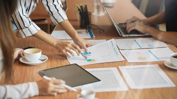 Close Trabalho Equipe Brainstorming Seu Orçamento Projeto Reunião Com Relatórios — Fotografia de Stock