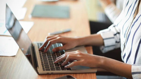 Vista Lateral Mujer Negocios Inteligente Mecanografía Trabajo Navegación Teclado Del — Foto de Stock