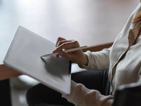 Primer Plano Mano Mujer Negocios Que Trabaja Tableta Digital Con — Foto de Stock