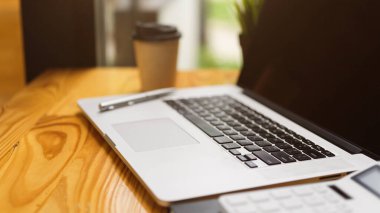Bilgisayar laptopunu ahşap masadaki malzeme ve dekorla kapat 