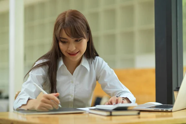 College Studentin Bei Hausaufgaben Und Tablet Vorlesung Der Bibliothek — Stockfoto