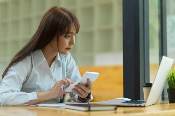 Ragioniera Che Calcola Profitto Annuale Con Laptop Relazione Finanziaria Decorazione — Foto Stock