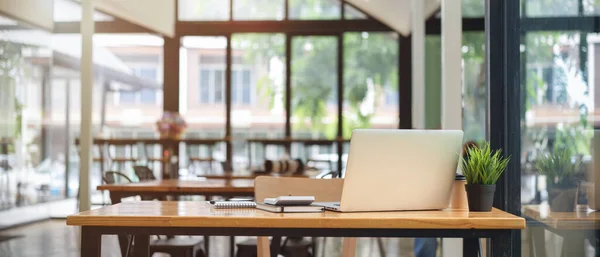 Vista Cerca Mesa Espacio Trabajo Cafetería Con Computadora Portátil Papelería —  Fotos de Stock