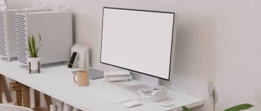 Modern çalışma alanındaki boş ekranlı masaüstü bilgisayarı kulaklık, aygıt ve dekorasyonla beyaz renk, 3d görüntüleme, 3d illüstrasyon ile tasarlandı