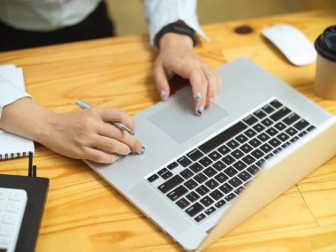 Dizüstü bilgisayar kullanan iş kadını elleri, laptopta çalışmak, bilgi aramak, web sitesinde gezinme fikri, kapat