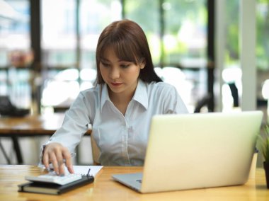 Birlikte çalışma alanında matematik ödevi hesaplayan üniversite öğrencisinin portresi, iş kadını ofisteki proje bütçesini hesaplıyor