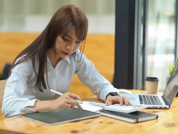 Geschäftsfrau Mit Harter Arbeit Analysiert Finanzeinkommen Tablet Laptop Taschenrechner Und — Stockfoto