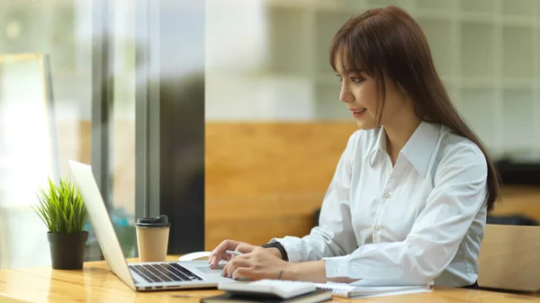 Freelancer Werkt Aan Laptop Café Student Doet Lezing Bibliotheek Zakenvrouw — Stockfoto