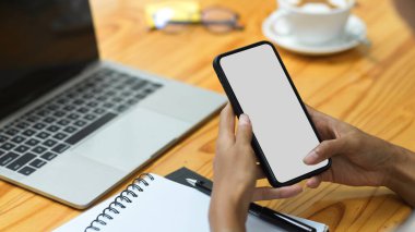 Online derste cep telefonu kullanan üniversite öğrencisi, akıllı telefondan ilham almak için internette gezinen pazarlama müdürü, kapatma, boş ekranda telefon.