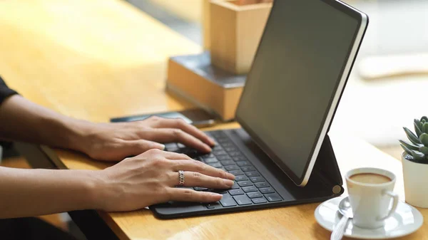 Close Vrouwelijk Typen Online Verlovingsfeedback Controleren Mail Controleren Spullen Bestellen — Stockfoto