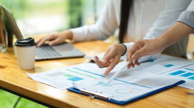 İş adamının toplantı odasındaki mali raporlarla beyin fırtınası yaptığı görüntüler. 