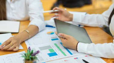 Önümüzdeki üç ay için mali raporlar, tablet ve iş arkadaşlarıyla iş bütçesi öngören denetçi ekibini kapat