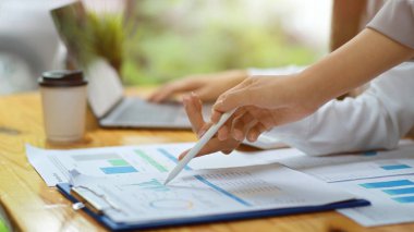 Takım işi, menajer ekibine tavsiye veriyor, yeni bir fikre odaklanıyor ve brifing veriyor, iş planı, finansal toplantı. 