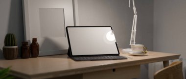 Gece çalışma alanı akıllı tablet ve çerçeve boş ekran gösterim için, lamba düşük ışık, ahşap masa dekor, evde akşam çalışması, karanlık çalışma alanı, 3D görüntüleme, 3D illüstrasyon