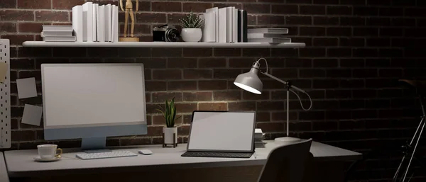 房间里黑暗的工作空间 有红砖墙 空白笔记本电脑和平板电脑为您的品牌 装饰现代办公用品 光线昏暗 3D渲染 3D插图 — 图库照片