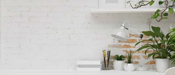 Minimális Tetőtéri Lakás Fehér Téglafalban Fehér Dekorációval Asztali Lámpával Könyvekkel — Stock Fotó